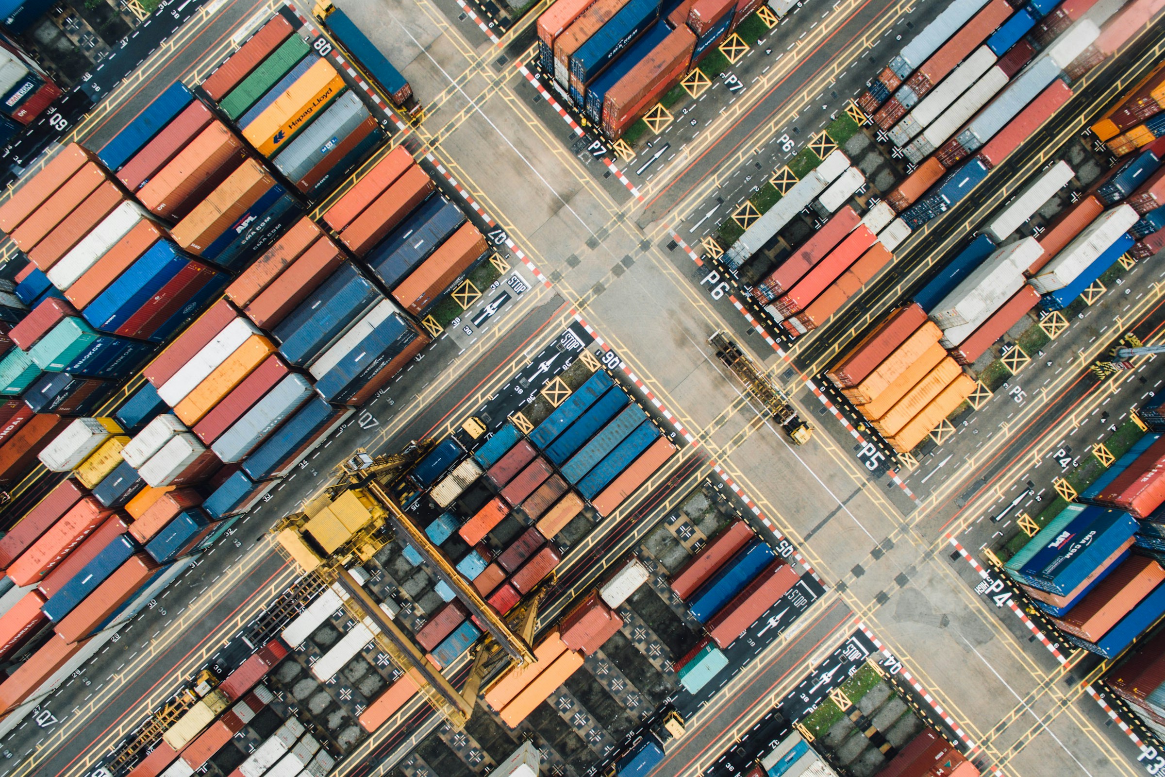 Vista aérea de contenedores en una terminal de carga internacional