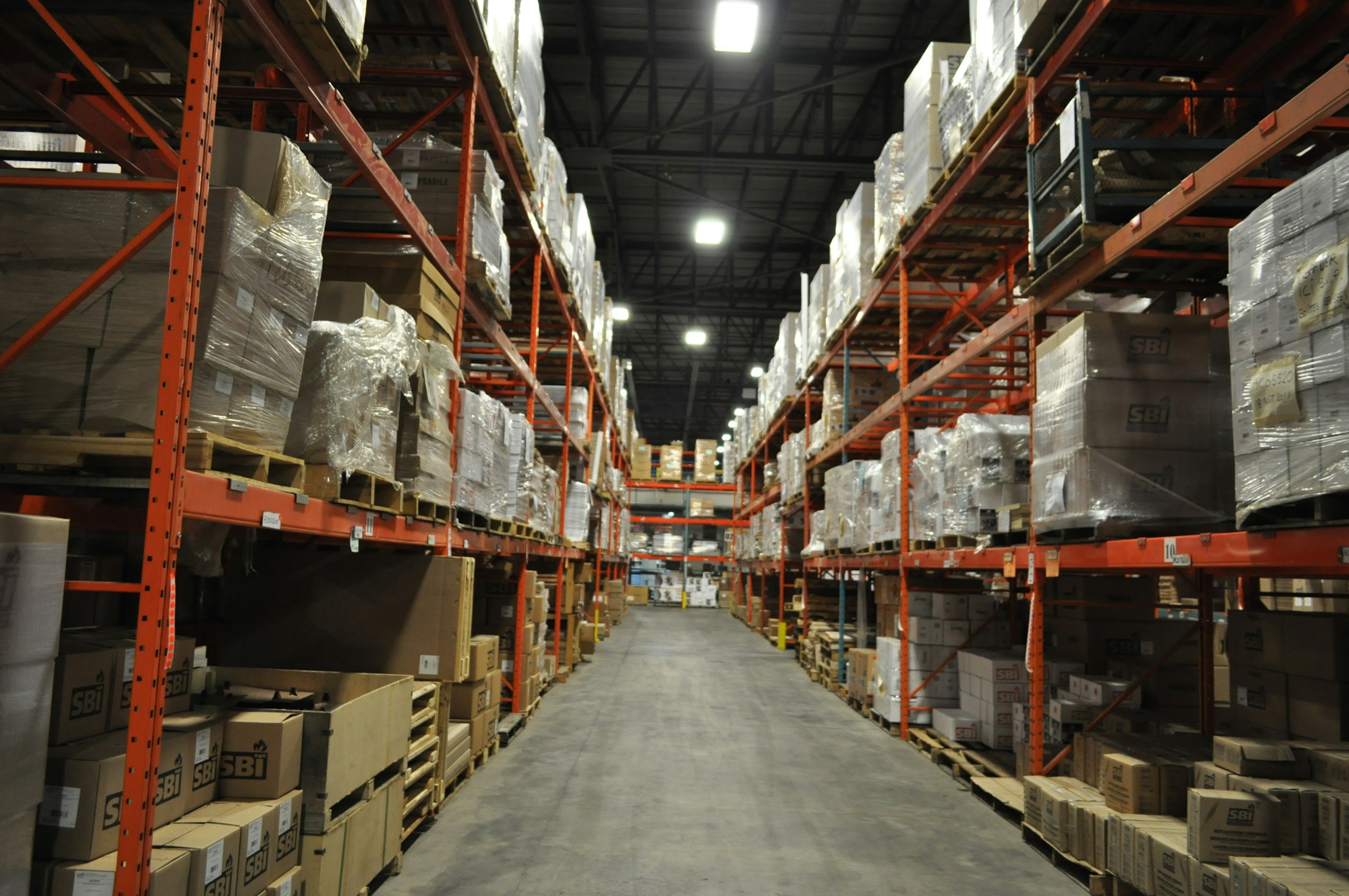 Interior de un centro de distribución con estanterías y mercancía organizada